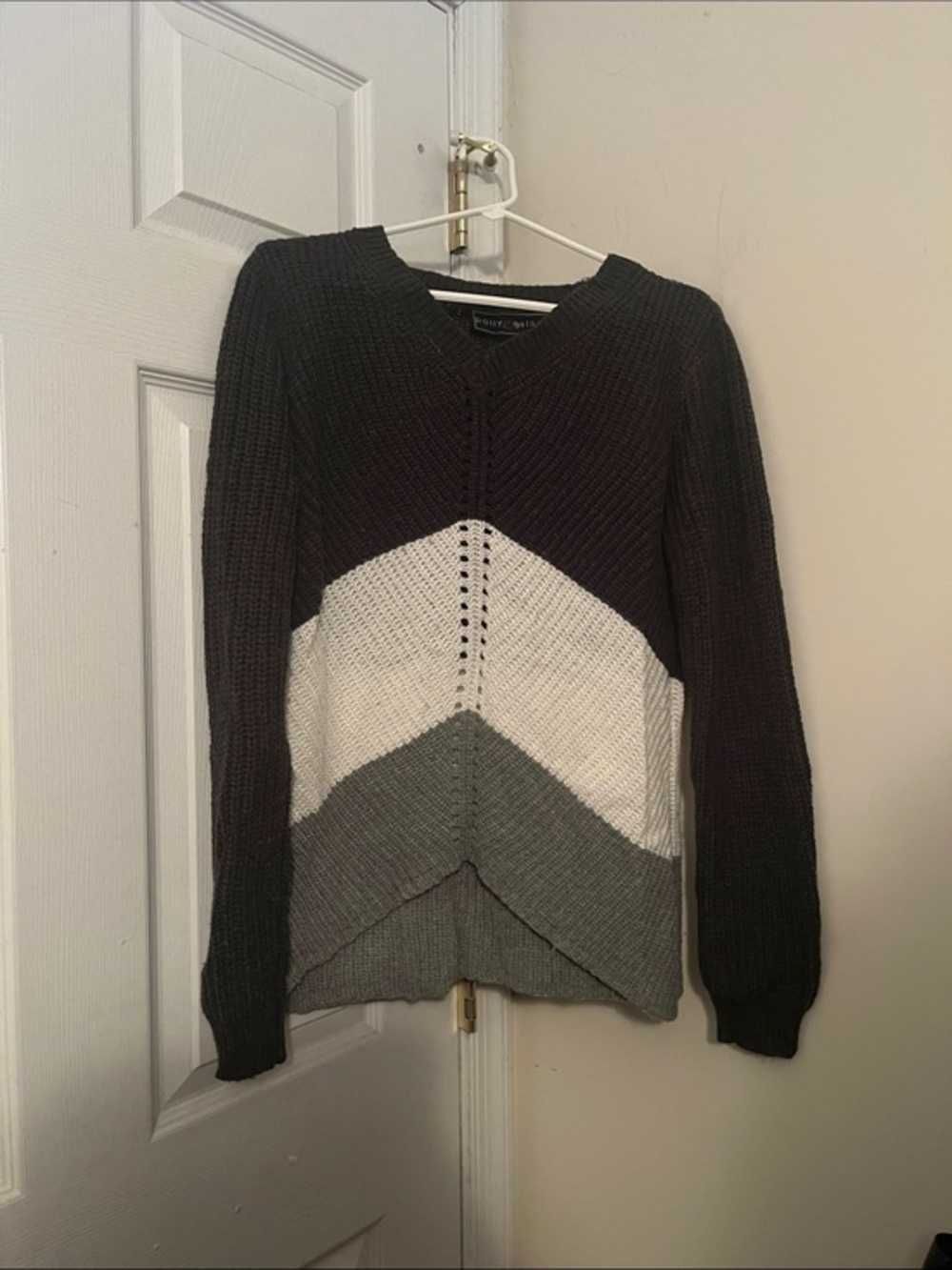 Colorblock V-Neck Sweater - Black, White & Gray